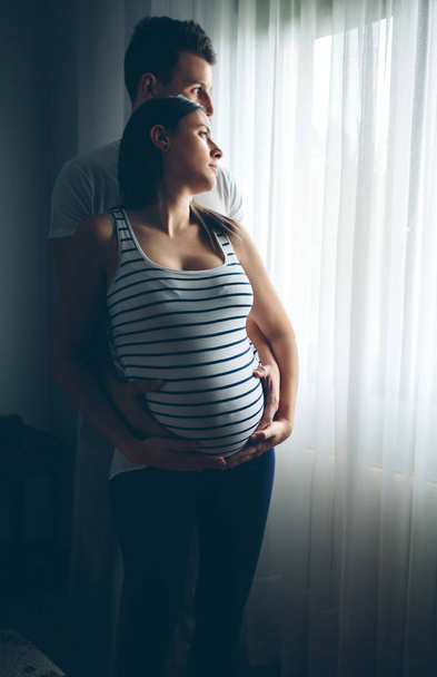 Hamile kadın kocası tarafından kucakladı - Fotoğraf, Görsel