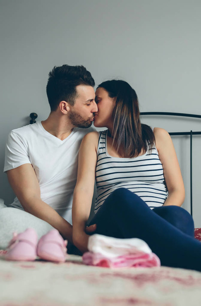 Hombre besando a su esposa embarazada
 - Foto, imagen