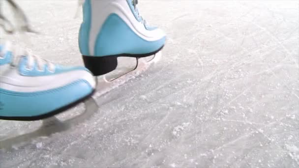 Primer plano de las piernas de las mujeres en los patines en invierno en una pista de patinaje. Escena. Mujer patinaje de cerca
 - Metraje, vídeo