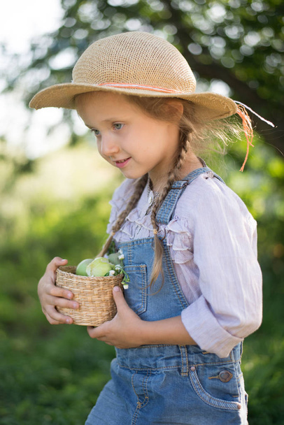 Девушка собирает яблоки во время осеннего садоводства
 - Фото, изображение