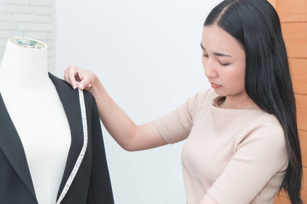 Female Tailor es chaqueta medidora con cinta métrica
 - Foto, imagen