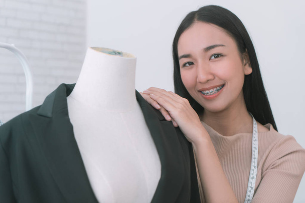 Portrait de styliste de mode asiatique en studio de mode
 - Photo, image