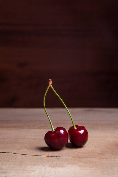Bayas de cerezas rojas dulces sobre fondo de madera vintage
 - Foto, Imagen