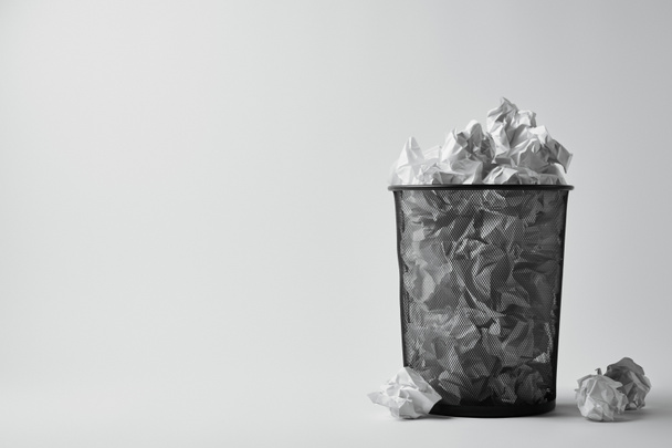odpadkový koš s zmuchlané papíry na bílém povrchu Office - Fotografie, Obrázek