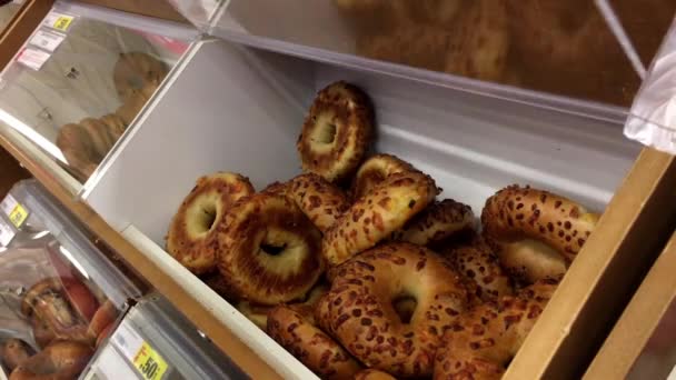 Motie van vrouw bagel op bulk voedsel sectie binnen superstore selecteren - Video