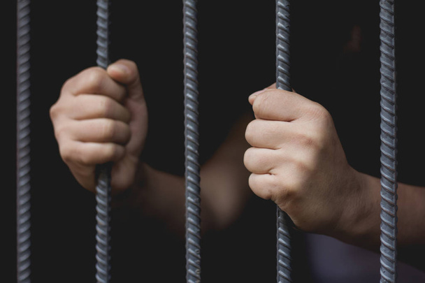 Gros plan d'une main tenant une cage en acier en prison, concept de prisonnier, Espérance d'être libre
. - Photo, image