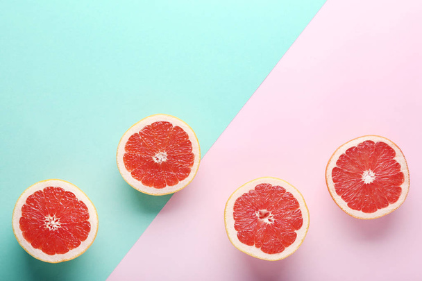 Ripe grapefruit slices on colorful background - Zdjęcie, obraz