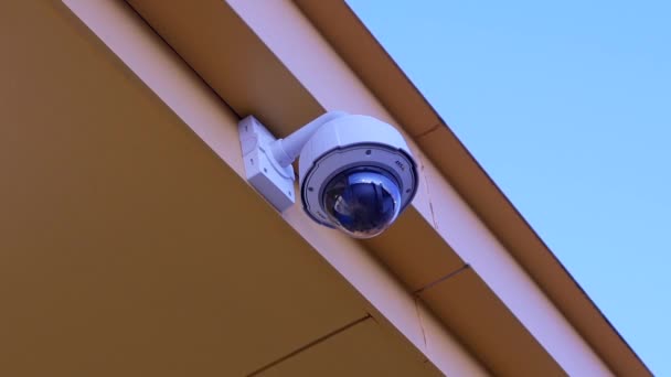 Kopułkowa kamera bezpieczeństwa na górze sufit poza sklep Walmart - Materiał filmowy, wideo