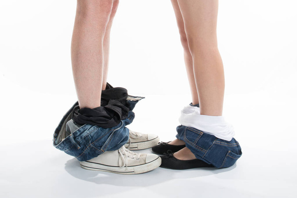 Jeune couple amoureux pantalon homme et femme tombé sur leurs pieds Moment romantique
 - Photo, image