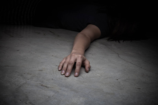 死んだ女性の体。手に焦点を合わせる - 写真・画像