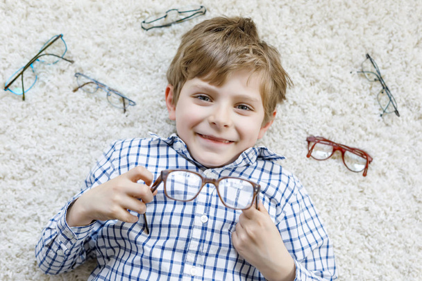 Nahaufnahme Porträt eines kleinen blonden Jungen mit brauner Brille - Foto, Bild