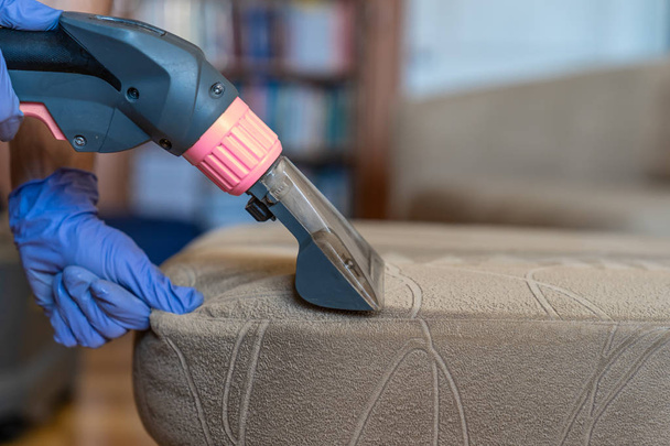 primer plano de la limpieza química del sofá tapizado - Foto, Imagen