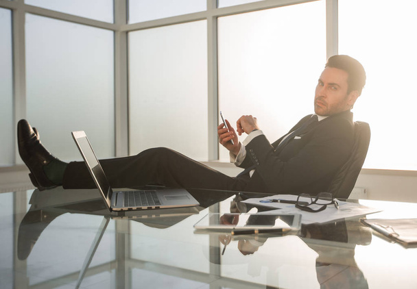 businessman sitting at his Desk during a working break - Zdjęcie, obraz