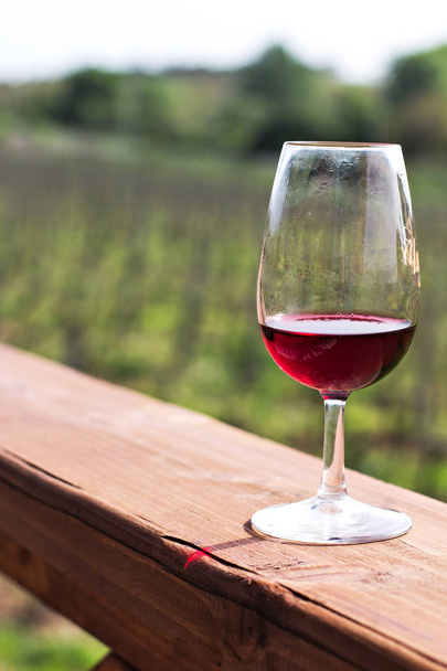 Lunettes avec vin Rouge. Dégustation de vin dans le vignoble
. - Photo, image