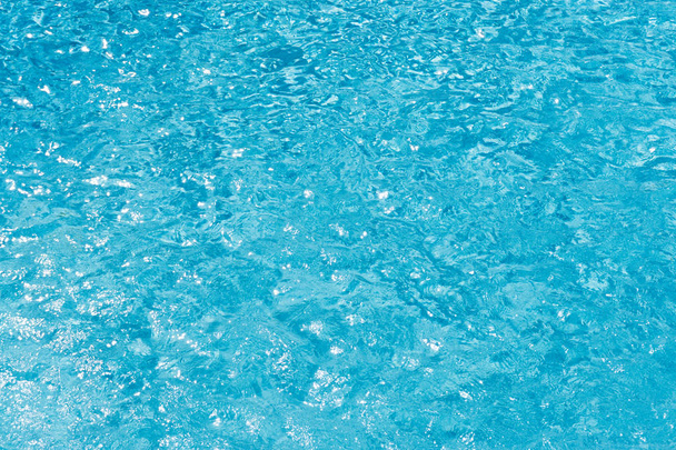 Вода на фоні басейну
 - Фото, зображення