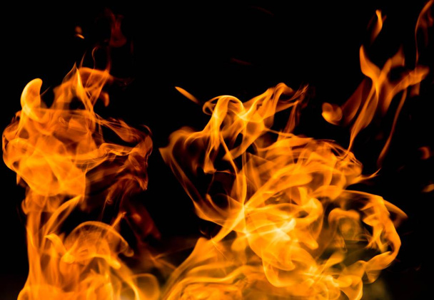 llamas de fuego sobre un fondo negro - Foto, Imagen