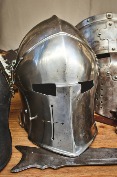 中年テーマ祭で伝統的な武器で中世の騎士の光沢のある金属ヘルメット - 写真・画像