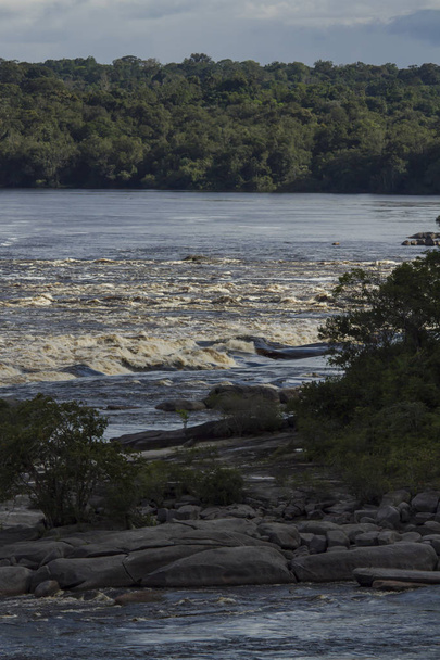 'Rio Negro' river rapids. Mavi gökyüzü bulutlu. Yağmur ormanları içinde belgili tanımlık geçmiş. Güneşli bir gün, telefoto lens vurdu. Yani Gabriel da Cachoeira, Amazonas / Brezilya - Fotoğraf, Görsel