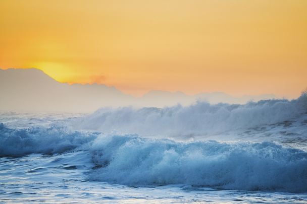 Beau coucher de soleil avec vue sur une mer sauvage dans la mer cantabrique d'Espagne. vagues courageuses
 - Photo, image