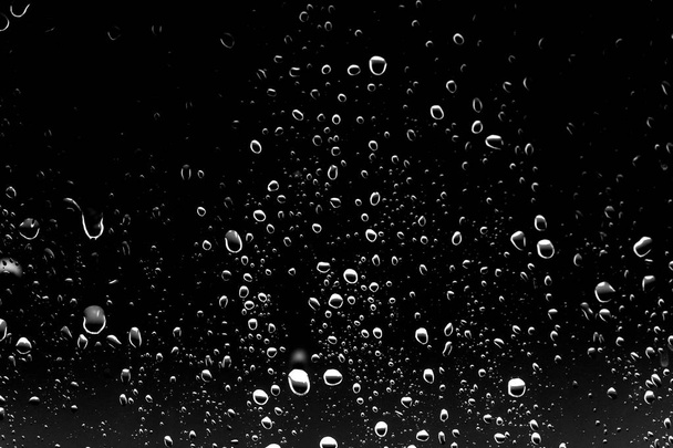 Siyah cam üzerinde yağmur damlaları - Fotoğraf, Görsel