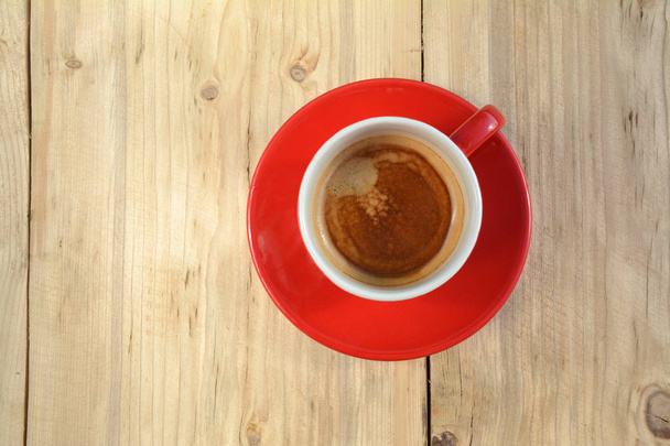 Copo de café vermelho no fundo de madeira
 - Foto, Imagem