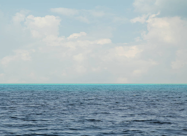 голубое небо с облаками и морем - Фото, изображение