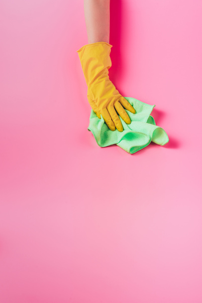 részleges kilátás nyílik a női tisztító törlőkendők por rag, rózsaszín háttérrel - Fotó, kép