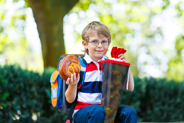 μικρό αγόρι παιδί με σχολική τσάντα πρώτη ημέρα στο σχολείο - Φωτογραφία, εικόνα