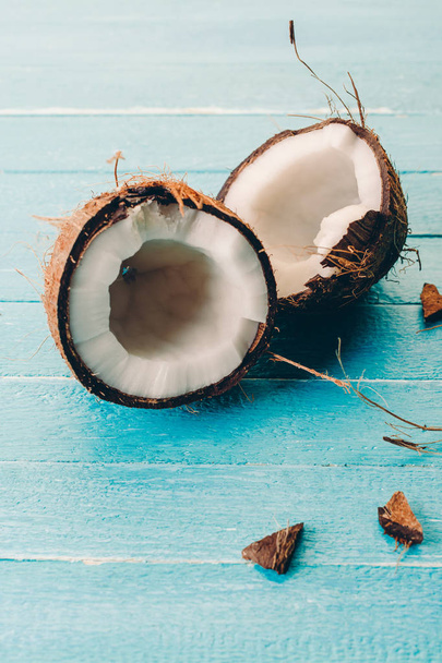 coconut, blue, background, fruit, food, fresh, healthy, wooden, oil, tropical, exotic, coco, white, diet, nut, natural, nature, table, half, top, isolated, organic, nutrition, space, milk, copy, concept - Foto, imagen
