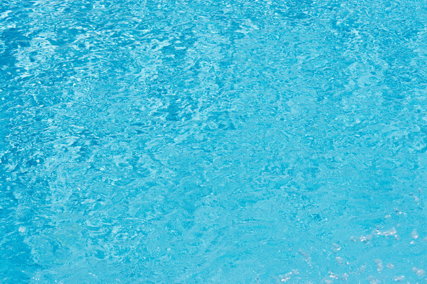 Agua en el fondo de la piscina
 - Foto, Imagen