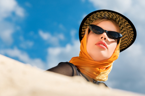 hermosa chica en gafas de sol de moda y sombrero con estilo
 - Foto, imagen