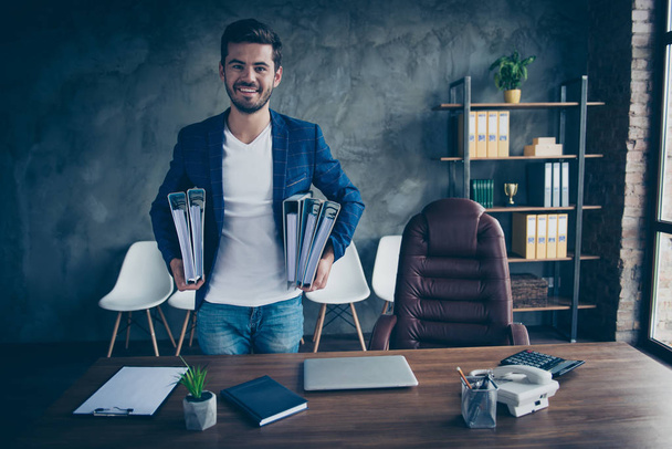 Being an accountant is easy! Confident man happily looks into the camera holding a folder of papers, which he prepared for the tax - Foto, Imagem