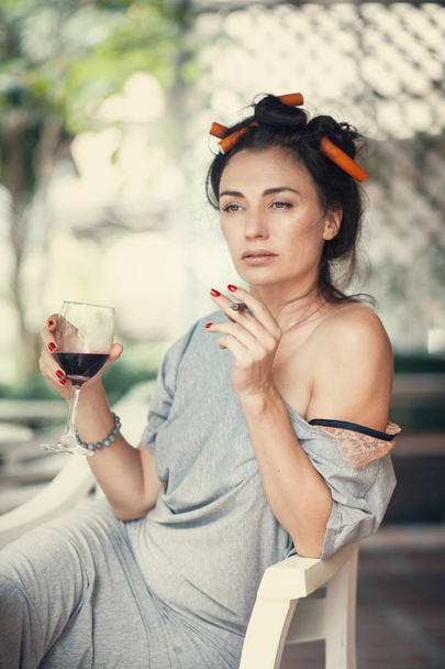 элегантность девушка пьет вино с сигаретой
  - Фото, изображение