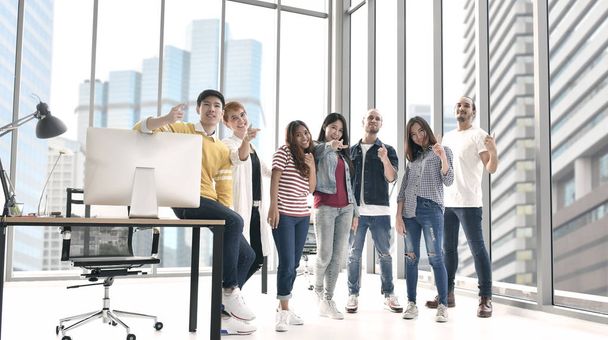 Groupe de gens d'affaires debout ensemble dans le bureau à l'air heureux, confiant et inspirant
  - Photo, image