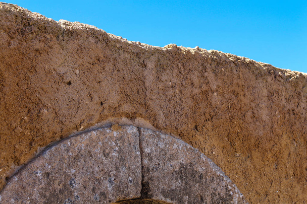 Деталь структуры традиционной исторической архитектуры, бывшее португальское наследие в Эль-Джадиде, Марокко. Яркое голубое небо
. - Фото, изображение