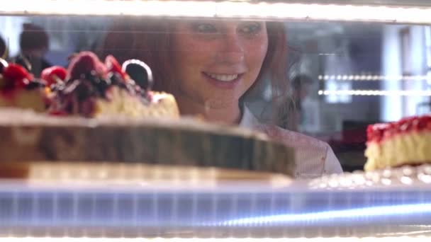 Frau wählt Kuchen im Café - Filmmaterial, Video