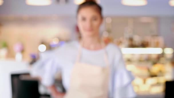 Retrato de barista femenina en la cafetería
 - Imágenes, Vídeo