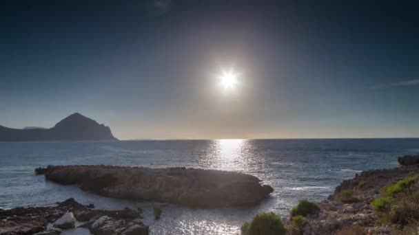 zonsondergang timelapse van een klein strand in san vito lo capo met verbluffende kleuren, in Sicilië, Italië - Video