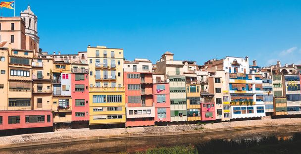Girona, İspanya Onyar Nehri'ne bakan pitoresk evleri - Fotoğraf, Görsel