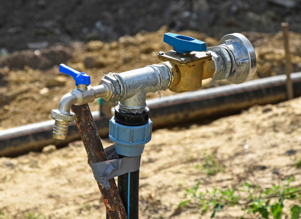 Gasoducto de agua metálica en el área de construcción
 - Foto, Imagen