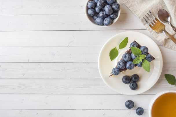Cake of a souffle with glaze and fresh blueberries - Zdjęcie, obraz