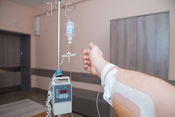Sistema de infusión médica barato con la mano del paciente en un hospital pobre
  - Foto, imagen