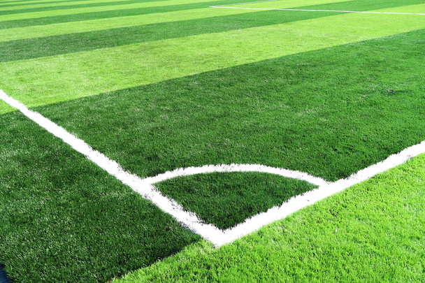 Campo de futebol artificial na cor verde brilhante
 - Foto, Imagem