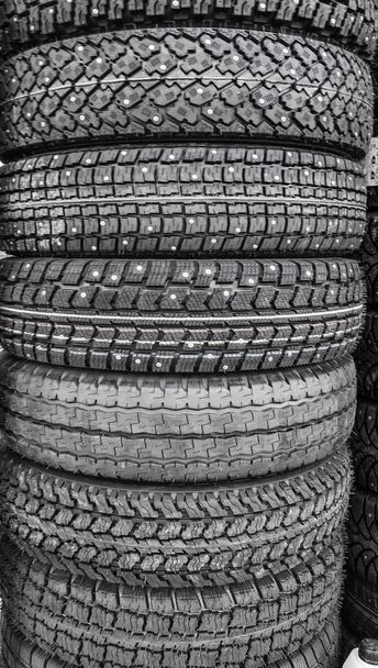 pneumatiky s hroty v úložišti - Fotografie, Obrázek