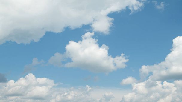 valkoiset pilvet sinisellä taivaalla päivä
 - Valokuva, kuva