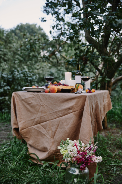 table servie dans le jardin, bouquet de fleurs sur herbe
 - Photo, image