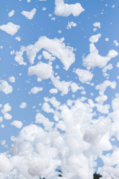 espuma de jabón contra el cielo
 - Foto, imagen