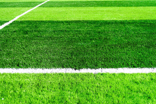Umělé fotbalové hřiště v jasně zelené barvě - Fotografie, Obrázek
