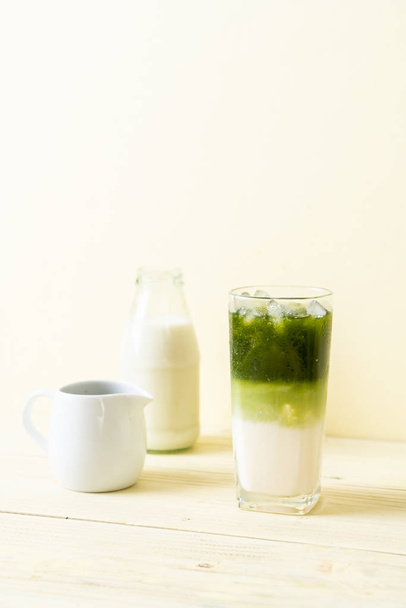 iced matcha green tea latte with milk - Фото, зображення