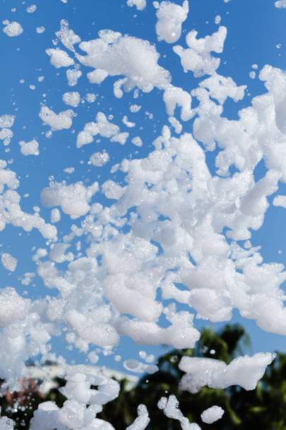 espuma de jabón contra el cielo
 - Foto, Imagen